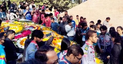 শহীদ বুদ্ধিজীবী দিবসে রাজধানীর মিরপুরে শহীদ বুদ্ধিজীবী স্মৃতিসৌধে ফুল দিয়ে জাতির শ্রেষ্ঠ সন্তানদের গভীর শ্রদ্ধায় স্মরণ করছে রাষ্ট্রের সর্বোচ্চ পর্যায় থেকে শুরু করে সর্বস্তরের মানুষ। রোববার (১৪ ডিসেম্বর) সকাল ৭টায় সর্বপ্রথম রাষ্ট্রপতি মো. সাহাবুদ্দিন শহীদ বুদ্ধিজীবী স্মৃতিসৌধে পুষ্পস্তবক অর্পণ করেন। শ্রদ্ধা নিবেদনের পর তিনি কিছুক্ষণ নীরবে দাঁড়িয়ে থেকে জাতির শ্রেষ্ঠ সন্তানদের স্মৃতির প্রতি গভীর সম্মান জানান। সকাল সোয়া ৭টার কিছু পরে শ্রদ্ধা জানান অন্তর্বর্তী সরকারের প্রধান উপদেষ্টা ড. মুহাম্মদ ইউনূস। এ সময় সশস্ত্র বাহিনীর একটি চৌকস দল রাষ্ট্রীয় সালাম প্রদান করে। শ্রদ্ধা নিবেদন অনুষ্ঠানে উপস্থিত ছিলেন বীর মুক্তিযোদ্ধা, অন্তর্বর্তী সরকারের উপদেষ্টারা এবং সামরিক ও বেসামরিক ঊর্ধ্বতন কর্মকর্তারা। পরে একে একে উপদেষ্টা পরিষদের সদস্যরাও শহীদ বুদ্ধিজীবীদের প্রতি শ্রদ্ধা জানান। শ্রদ্ধা নিবেদন শেষে সাংবাদিকদের সঙ্গে আলাপকালে অন্তর্বর্তীকালীন সরকারের মুক্তিযুদ্ধ বিষয়ক উপদেষ্টা ফারুক-ই-আজম বলেন, নির্বাচনের মাধ্যমে জনগণ একটি নতুন ও গণতান্ত্রিক বাংলাদেশ নির্মাণ করবে। এরপর বিভিন্ন রাজনৈতিক দলের নেতাকর্মী, পেশাজীবী সংগঠন, সামাজিক ও সাংস্কৃতিক সংগঠনসহ সর্বস্তরের মানুষ শহীদ বুদ্ধিজীবী স্মৃতিসৌধে ফুল দিয়ে শ্রদ্ধা নিবেদন করেন। ১৯৭১ সালের মহান মুক্তিযুদ্ধে পাকিস্তানি হানাদার বাহিনীর আত্মসমর্পণের মাত্র দুই দিন আগে, ১৪ ডিসেম্বর রাতে ঘাতকচক্র পরিকল্পিতভাবে দেশের শ্রেষ্ঠ বুদ্ধিজীবীদের হত্যা করে। সান্ধ্য আইন জারির সুযোগ নিয়ে ওই রাতে ঢাকা শহরসহ বিভিন্ন স্থান থেকে শিক্ষক, সাংবাদিক, চিকিৎসক, প্রকৌশলী, আইনজীবী, শিল্পী-সাহিত্যিক ও সংস্কৃতিসেবীসহ বিভিন্ন পেশার প্রায় দেড় শতাধিক কৃতী মানুষকে চোখ বেঁধে তুলে নিয়ে যাওয়া হয় অজ্ঞাত স্থানে। পরে নির্মমভাবে হত্যা করে তাঁদের মরদেহ ফেলে রাখা হয় মিরপুরের ডোবা-নালা ও রায়েরবাজার ইটখোলাসহ বিভিন্ন স্থানে। পরদিন সকালে এসব স্থানে ছড়িয়ে-ছিটিয়ে পড়ে থাকতে দেখা যায় শহীদদের নিথর দেহ। কারও শরীর ছিল বুলেটবিদ্ধ, কারও শরীর অমানুষিক নির্যাতনে ক্ষতবিক্ষত। অনেককে হাত পেছনে বেঁধে বেয়নেট দিয়ে খুঁচিয়ে হত্যা করা হয়। প্রতিবছর ১৪ ডিসেম্বর গভীর শোক ও শ্রদ্ধার মধ্য দিয়ে শহীদ বুদ্ধিজীবী দিবস পালিত হয়। এদিন দেশের সর্বত্র জাতীয় পতাকা অর্ধনমিত রাখা হয় এবং কালো পতাকা উত্তোলনের মাধ্যমে শোক প্রকাশ করা হয়।