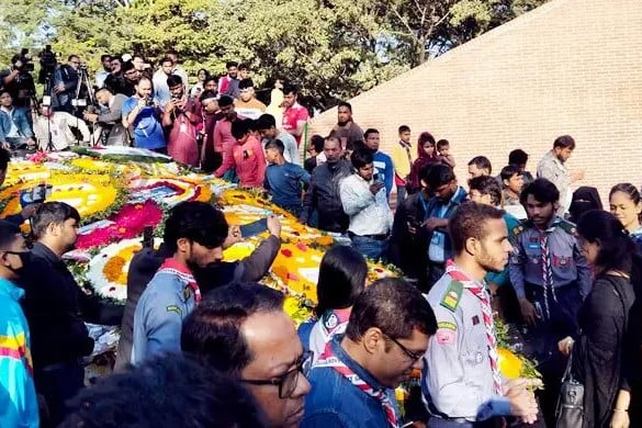 শহীদ বুদ্ধিজীবী দিবসে রাজধানীর মিরপুরে শহীদ বুদ্ধিজীবী স্মৃতিসৌধে ফুল দিয়ে জাতির শ্রেষ্ঠ সন্তানদের গভীর শ্রদ্ধায় স্মরণ করছে রাষ্ট্রের সর্বোচ্চ পর্যায় থেকে শুরু করে সর্বস্তরের মানুষ। রোববার (১৪ ডিসেম্বর) সকাল ৭টায় সর্বপ্রথম রাষ্ট্রপতি মো. সাহাবুদ্দিন শহীদ বুদ্ধিজীবী স্মৃতিসৌধে পুষ্পস্তবক অর্পণ করেন। শ্রদ্ধা নিবেদনের পর তিনি কিছুক্ষণ নীরবে দাঁড়িয়ে থেকে জাতির শ্রেষ্ঠ সন্তানদের স্মৃতির প্রতি গভীর সম্মান জানান। সকাল সোয়া ৭টার কিছু পরে শ্রদ্ধা জানান অন্তর্বর্তী সরকারের প্রধান উপদেষ্টা ড. মুহাম্মদ ইউনূস। এ সময় সশস্ত্র বাহিনীর একটি চৌকস দল রাষ্ট্রীয় সালাম প্রদান করে। শ্রদ্ধা নিবেদন অনুষ্ঠানে উপস্থিত ছিলেন বীর মুক্তিযোদ্ধা, অন্তর্বর্তী সরকারের উপদেষ্টারা এবং সামরিক ও বেসামরিক ঊর্ধ্বতন কর্মকর্তারা। পরে একে একে উপদেষ্টা পরিষদের সদস্যরাও শহীদ বুদ্ধিজীবীদের প্রতি শ্রদ্ধা জানান। শ্রদ্ধা নিবেদন শেষে সাংবাদিকদের সঙ্গে আলাপকালে অন্তর্বর্তীকালীন সরকারের মুক্তিযুদ্ধ বিষয়ক উপদেষ্টা ফারুক-ই-আজম বলেন, নির্বাচনের মাধ্যমে জনগণ একটি নতুন ও গণতান্ত্রিক বাংলাদেশ নির্মাণ করবে। এরপর বিভিন্ন রাজনৈতিক দলের নেতাকর্মী, পেশাজীবী সংগঠন, সামাজিক ও সাংস্কৃতিক সংগঠনসহ সর্বস্তরের মানুষ শহীদ বুদ্ধিজীবী স্মৃতিসৌধে ফুল দিয়ে শ্রদ্ধা নিবেদন করেন। ১৯৭১ সালের মহান মুক্তিযুদ্ধে পাকিস্তানি হানাদার বাহিনীর আত্মসমর্পণের মাত্র দুই দিন আগে, ১৪ ডিসেম্বর রাতে ঘাতকচক্র পরিকল্পিতভাবে দেশের শ্রেষ্ঠ বুদ্ধিজীবীদের হত্যা করে। সান্ধ্য আইন জারির সুযোগ নিয়ে ওই রাতে ঢাকা শহরসহ বিভিন্ন স্থান থেকে শিক্ষক, সাংবাদিক, চিকিৎসক, প্রকৌশলী, আইনজীবী, শিল্পী-সাহিত্যিক ও সংস্কৃতিসেবীসহ বিভিন্ন পেশার প্রায় দেড় শতাধিক কৃতী মানুষকে চোখ বেঁধে তুলে নিয়ে যাওয়া হয় অজ্ঞাত স্থানে। পরে নির্মমভাবে হত্যা করে তাঁদের মরদেহ ফেলে রাখা হয় মিরপুরের ডোবা-নালা ও রায়েরবাজার ইটখোলাসহ বিভিন্ন স্থানে। পরদিন সকালে এসব স্থানে ছড়িয়ে-ছিটিয়ে পড়ে থাকতে দেখা যায় শহীদদের নিথর দেহ। কারও শরীর ছিল বুলেটবিদ্ধ, কারও শরীর অমানুষিক নির্যাতনে ক্ষতবিক্ষত। অনেককে হাত পেছনে বেঁধে বেয়নেট দিয়ে খুঁচিয়ে হত্যা করা হয়। প্রতিবছর ১৪ ডিসেম্বর গভীর শোক ও শ্রদ্ধার মধ্য দিয়ে শহীদ বুদ্ধিজীবী দিবস পালিত হয়। এদিন দেশের সর্বত্র জাতীয় পতাকা অর্ধনমিত রাখা হয় এবং কালো পতাকা উত্তোলনের মাধ্যমে শোক প্রকাশ করা হয়।