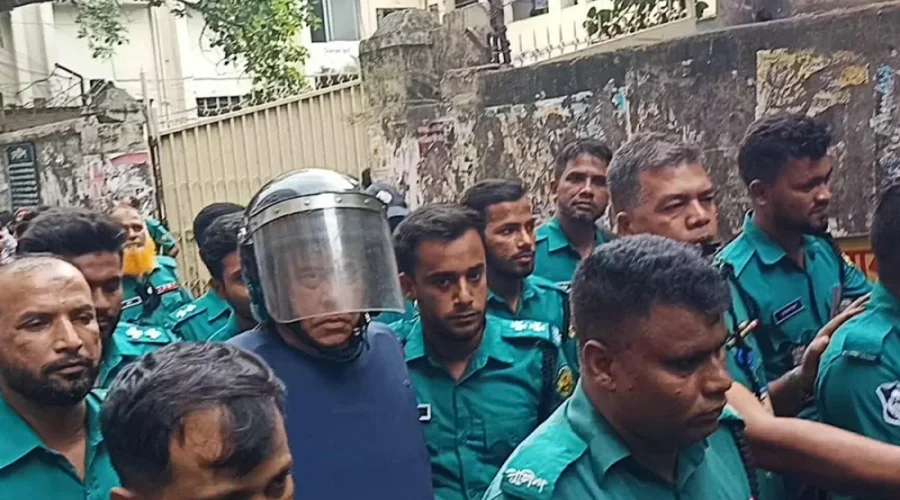 সাবেক প্রধান নির্বাচন কমিশনার কাজী হাবিবুল আউয়ালকে কারাগারে পাঠিয়েছেন আদালত আওয়াল